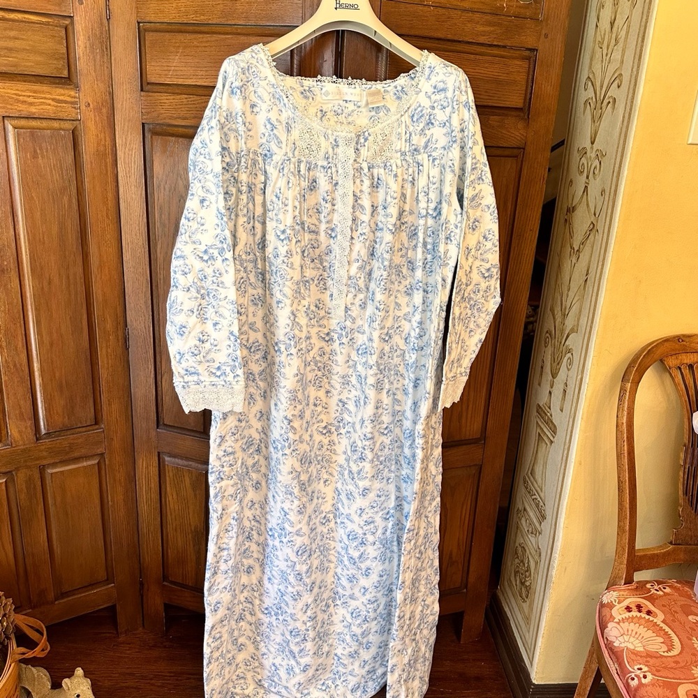 Eileen West long sleeve cotton flannel nightgown, size M, white w/blue flowers